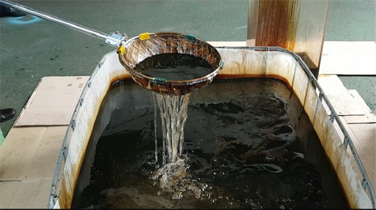 문명운 한국과학기술연구원(KIST) 계산과학연구센터장 연구팀이 개발한 특수 오일 뜰채로 오염된 기름과 물을 분리하는 모습. 문명운 박사팀 제공